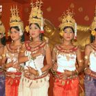Tanzende Kmehrfrauen aus  Siem Reap in  Kambodscha. Die Hauptstadt  von Angkor Wat.