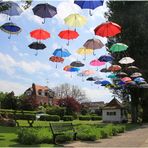 Tanzende Regenschirme