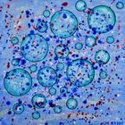 Tanzende Seifenblasen - Kalte Farben auf unruhigem Hintergrund