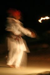 tanzender Musiker am Lagerfeuer in der Thar-Wüste/ Indien