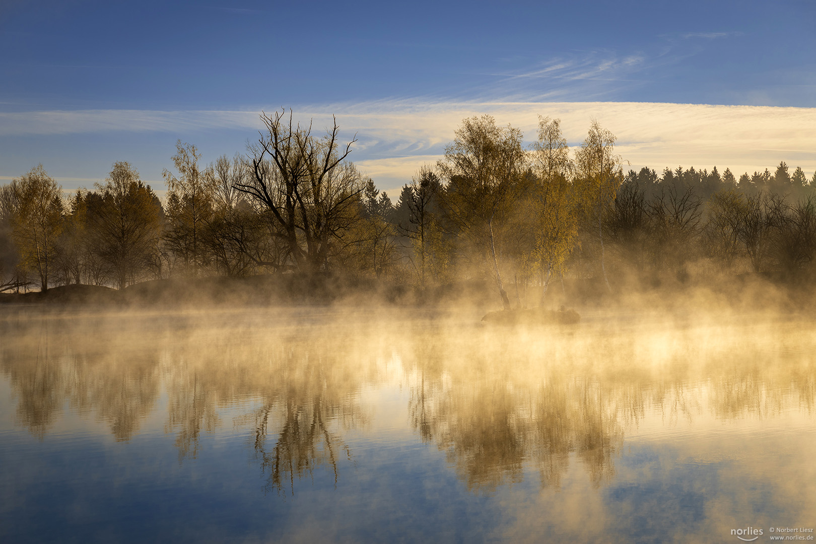 Tanzender Nebel auf dem Wasser