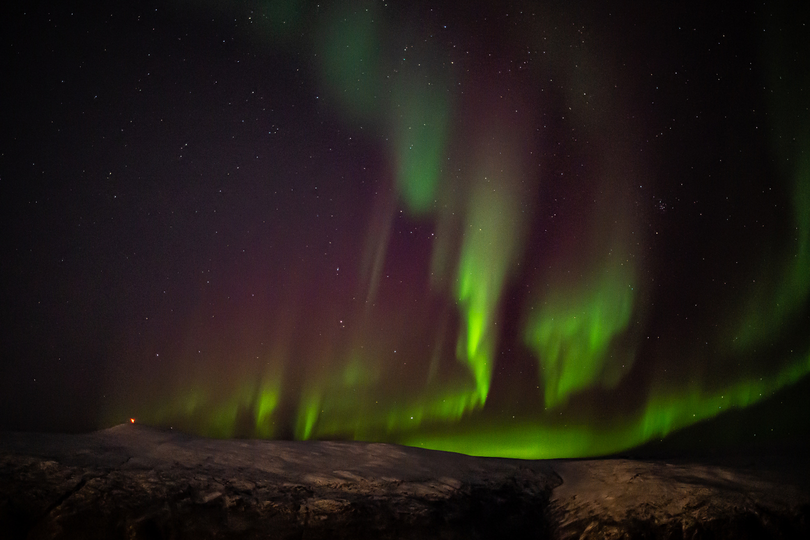 Tanzendes Polarlicht die ganze Nacht 