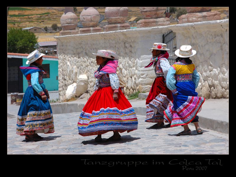 Tanzgruppe - Trachten im Colca Tal