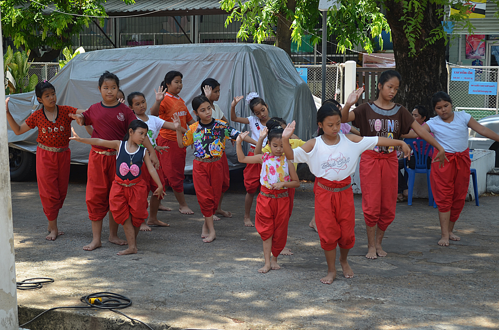 Tanzschule in einem Wat in Bangkok