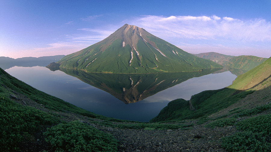 Tao Rusyr Caldera mit Vulkan Krenitsyn auf der Kurileninsel Onekotan