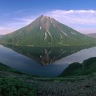 Tao Rusyr Caldera mit Vulkan Krenitsyn auf der Kurileninsel Onekotan