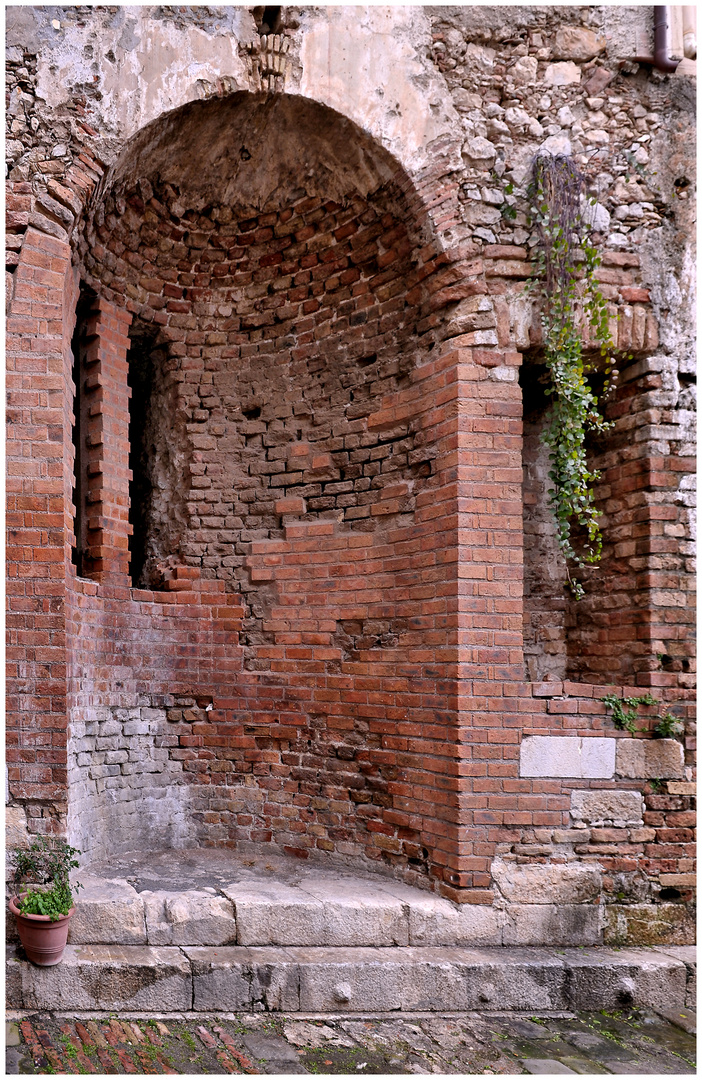 Taormina - Nische in altem Gemäuer