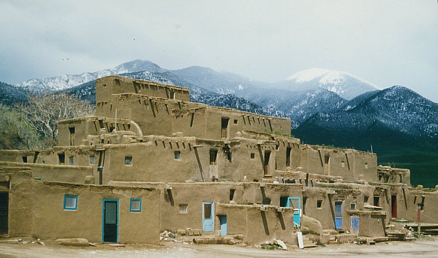 Taos Pueblo vor Rocky Mountains