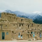 Taos Pueblo vor Rocky Mountains