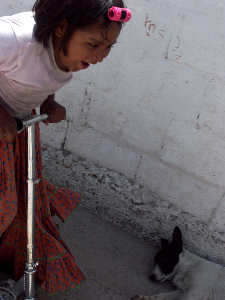 Tarahumara Mädchen aufs Rollerbrett // Tarahumarita en el patín del diablo von Gabriela Salmon Aguilera 