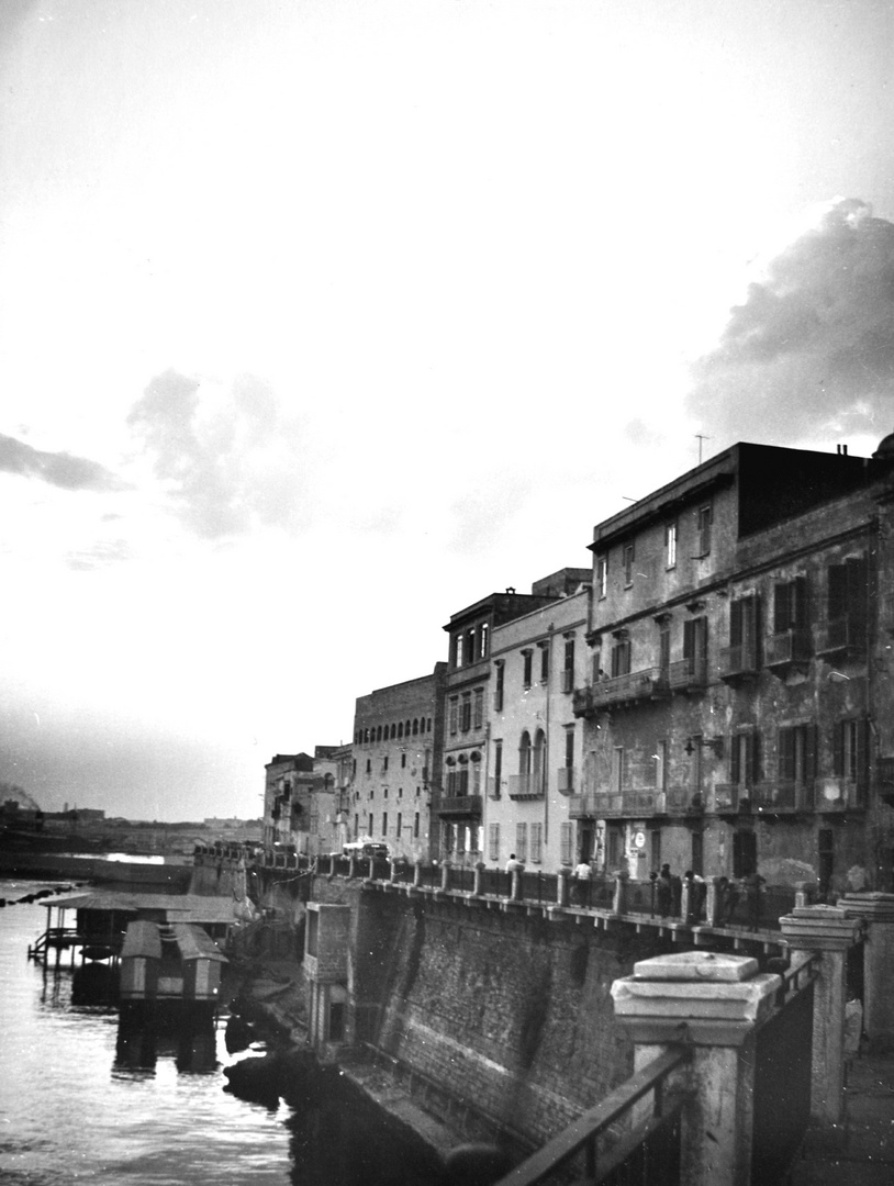 Taranto, 15 agosto 1959 - Lungomare vecchio su Mar Grande.