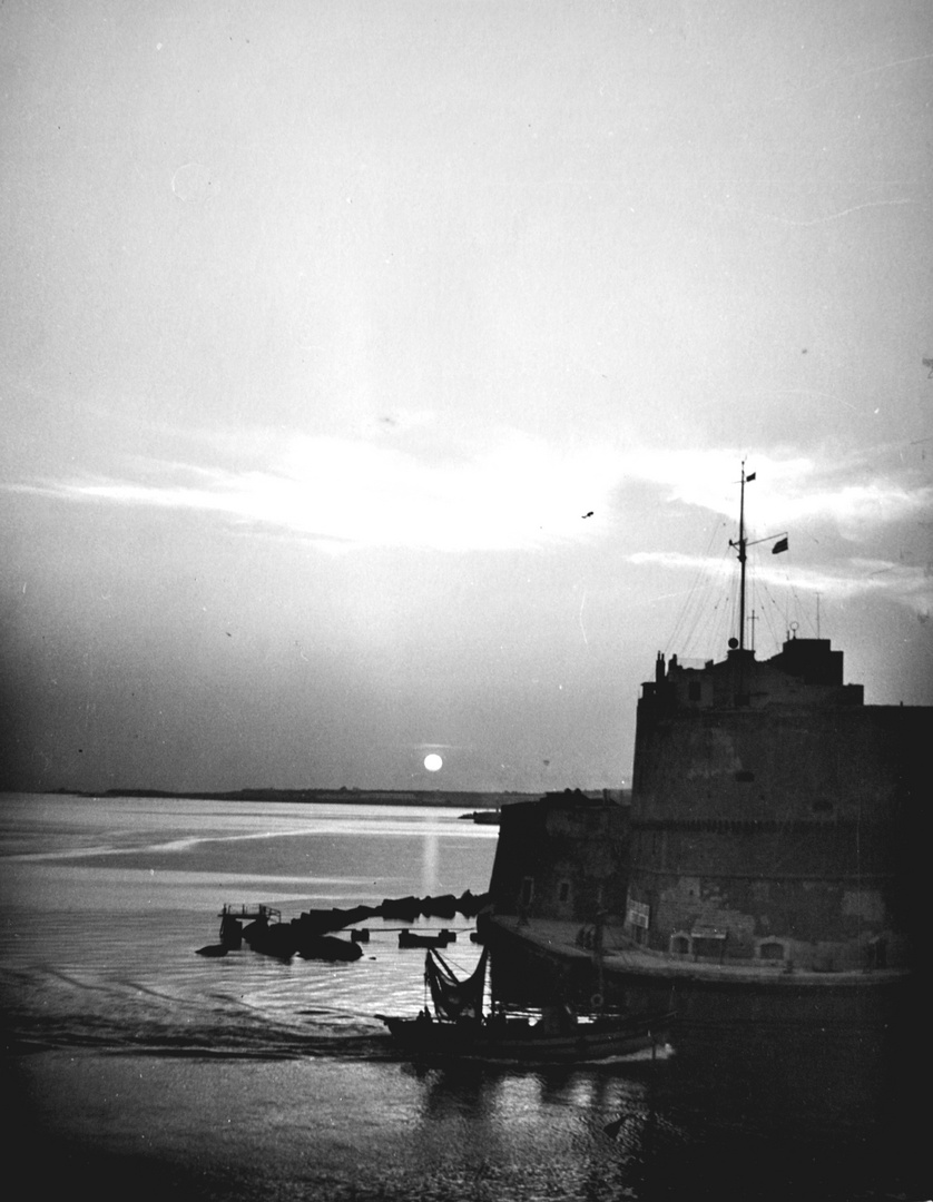 Taranto, 1959 - Mar grande e castello Aragonese.