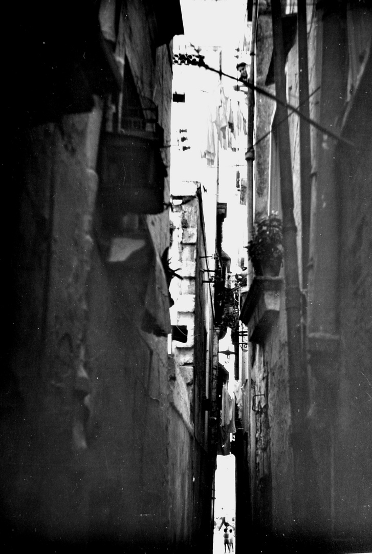 Taranto, 1959 - Un vicolo della città vecchia, vista verso il Mar Piccolo.