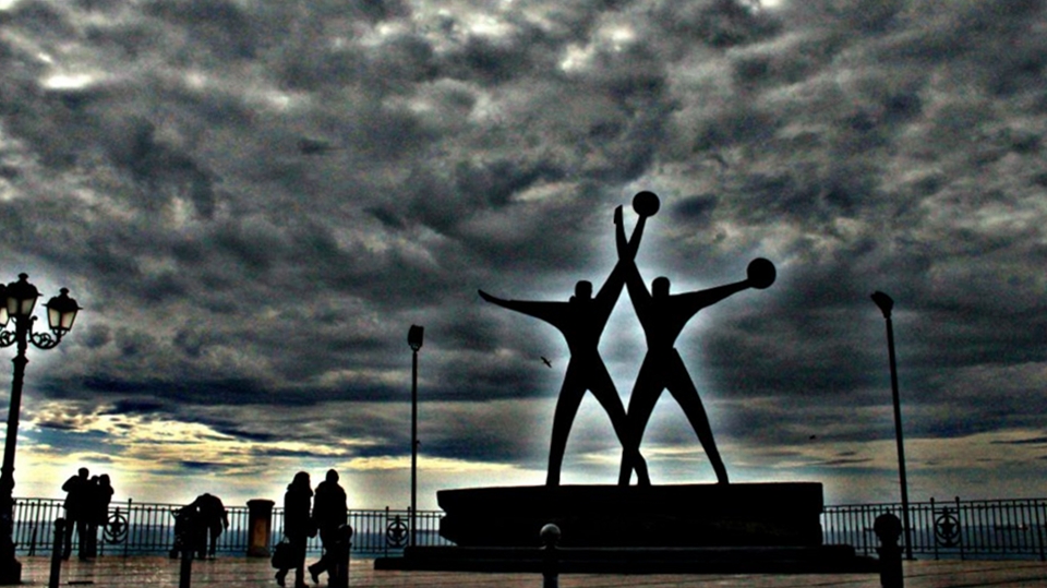 TARANTO... STATUA DEI MARINAI... ONORE...