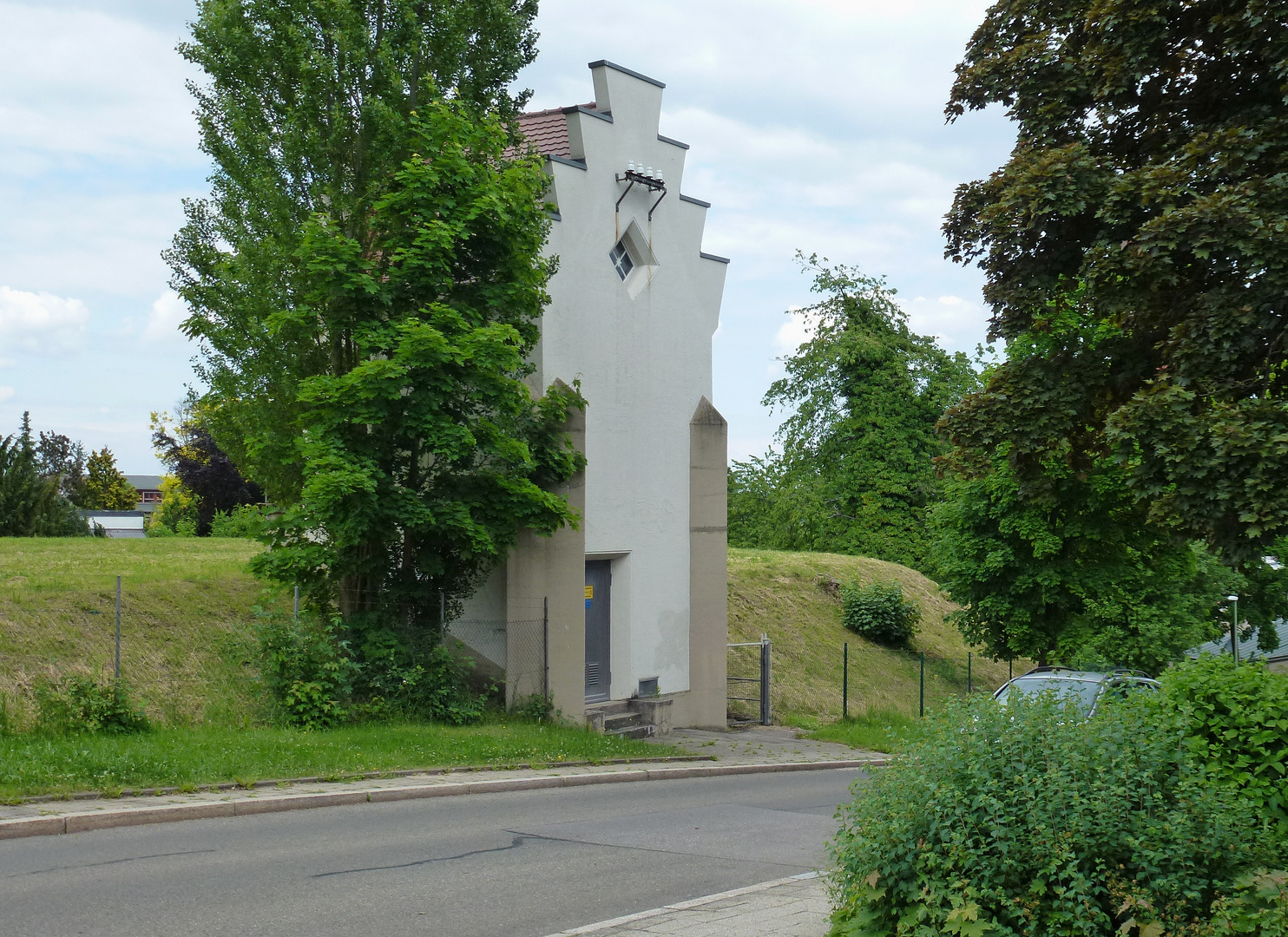 Tarfostation mit Treppengiebel