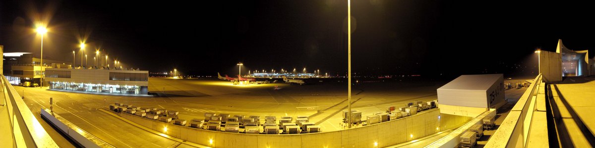 Tarmac LSZH bei Nacht