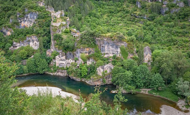 Tarnung ist alles ... Dorf mit Schloss in der Lozère