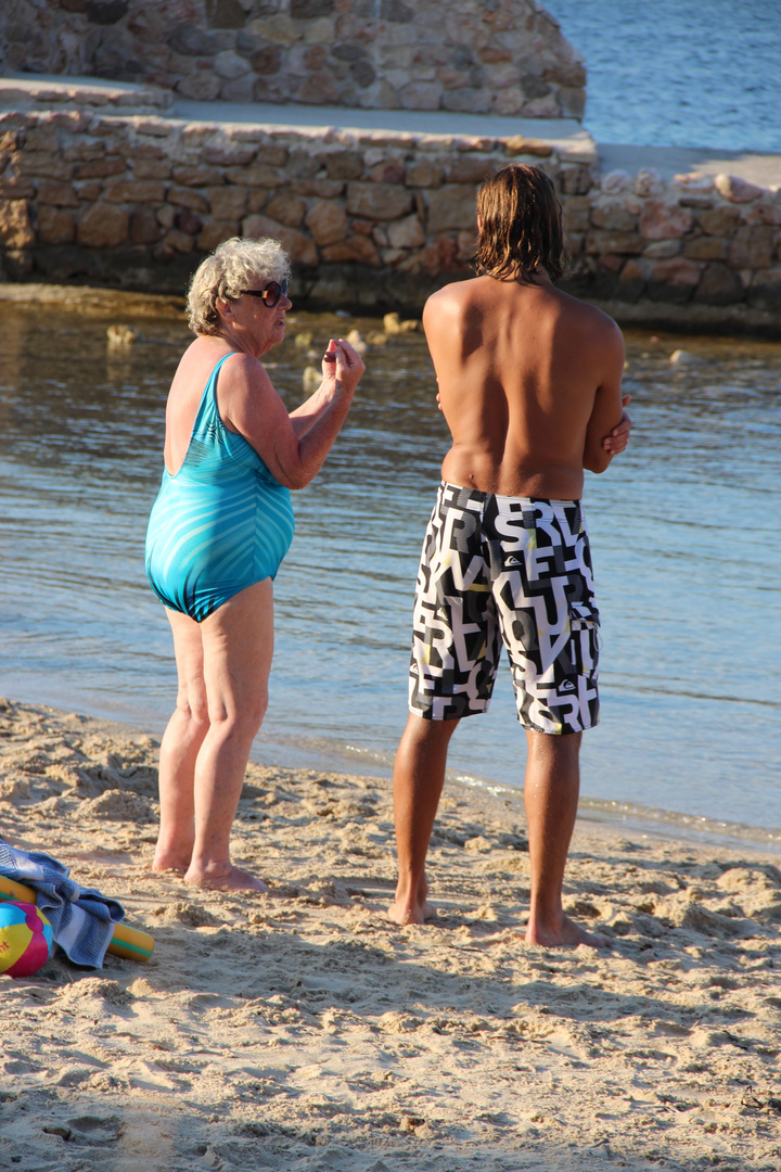 Tarzan et Mamie Nova à la plage.