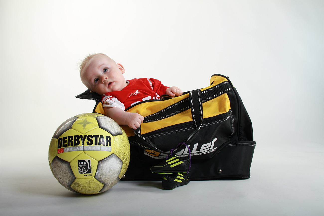 Tasche gepackt ! Jetzt gehts zum Fußball ! Foto & Bild kinder, studio