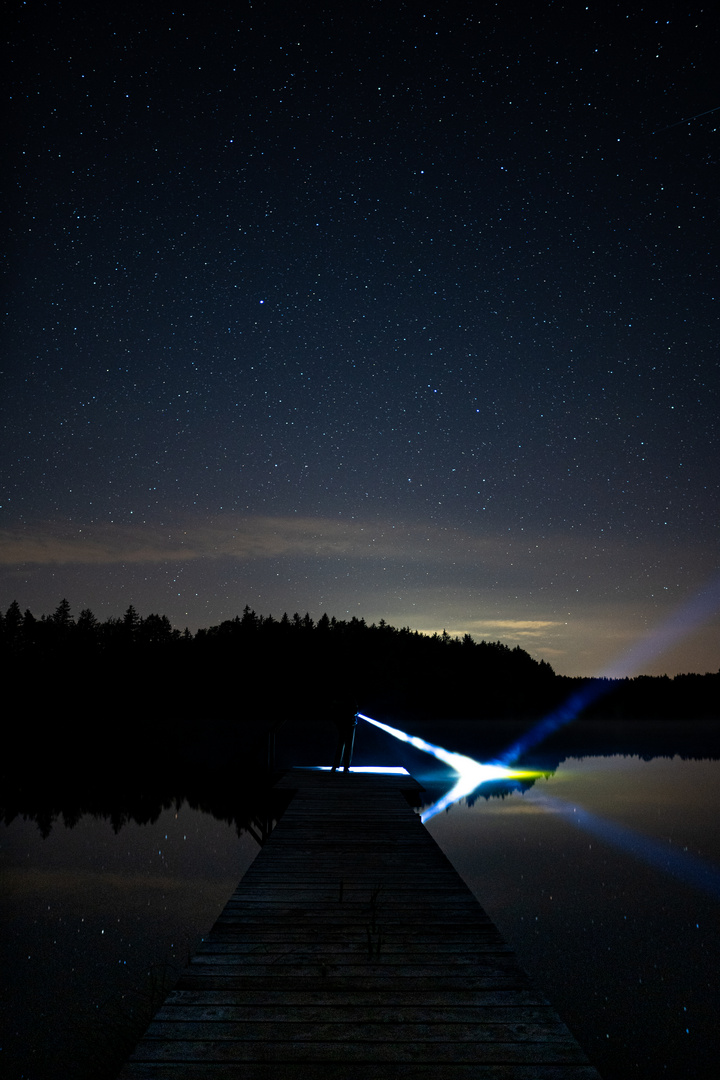 Taschenlampe reflektiert am See