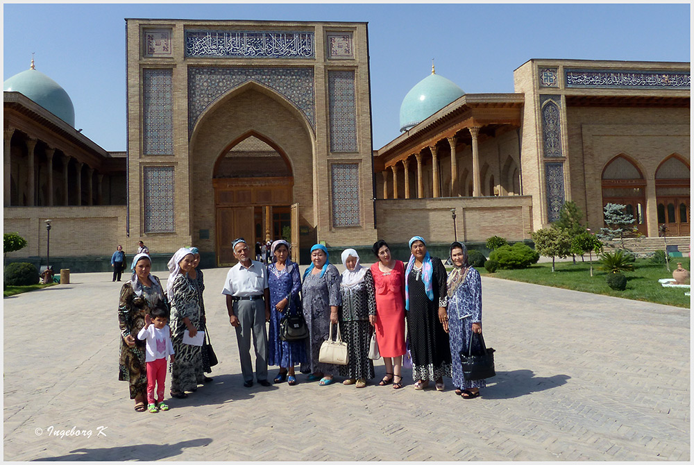 Taschkent - Muslime aus Kirgistan vor der Freitagsmoschee