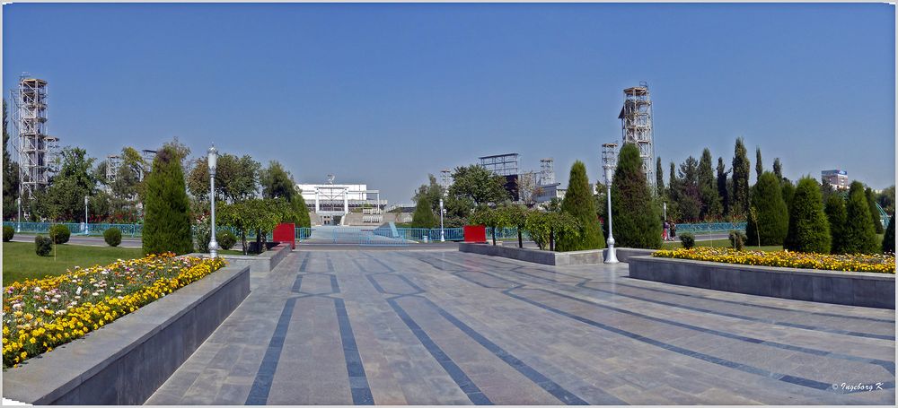 Taschkent - Weg zum Platz der Völkerfreundschaft - Open-Air-Bühne und Sportstadion