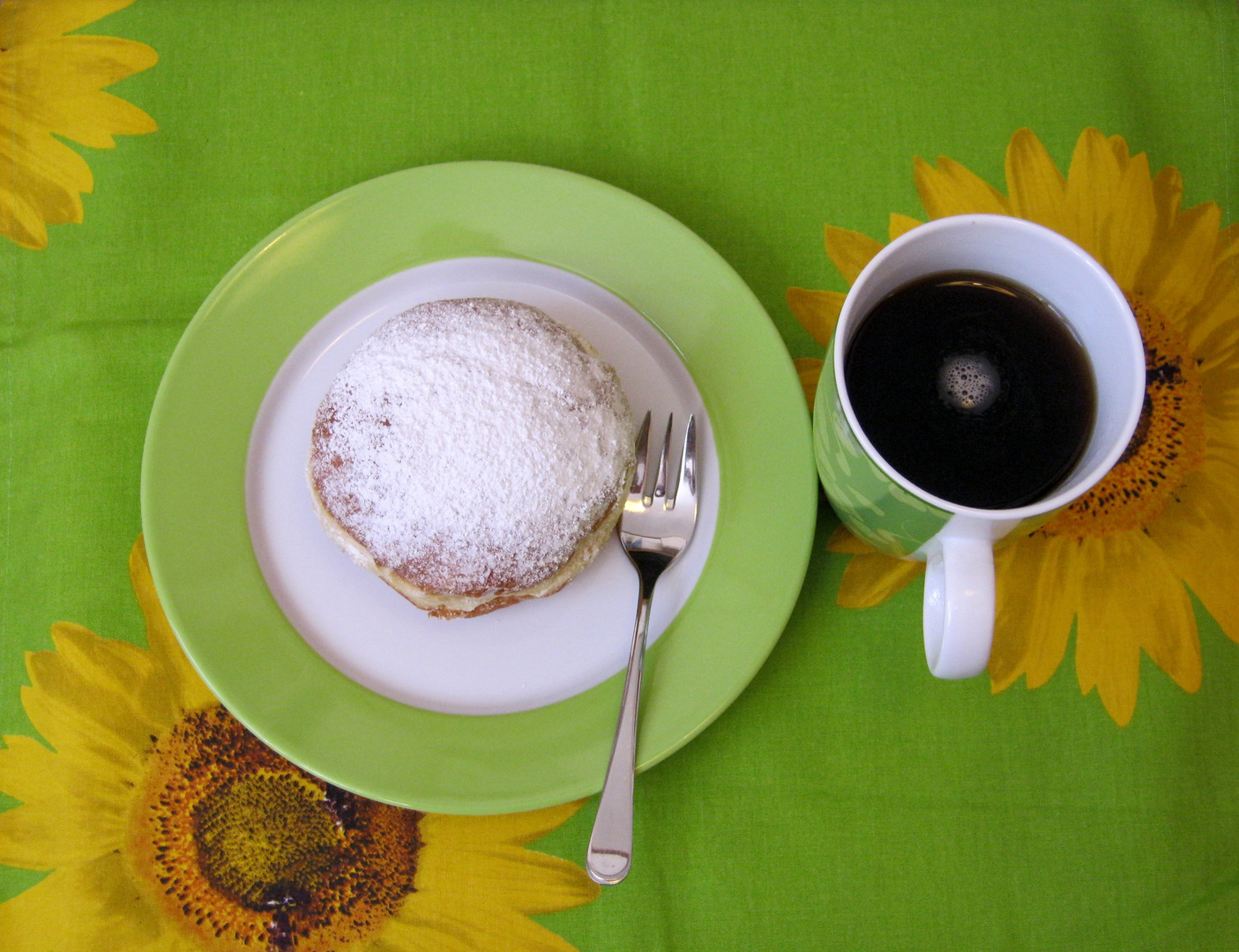 Tasse Kaffee und Krapfen