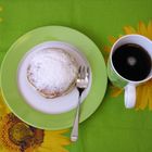 Tasse Kaffee und Krapfen