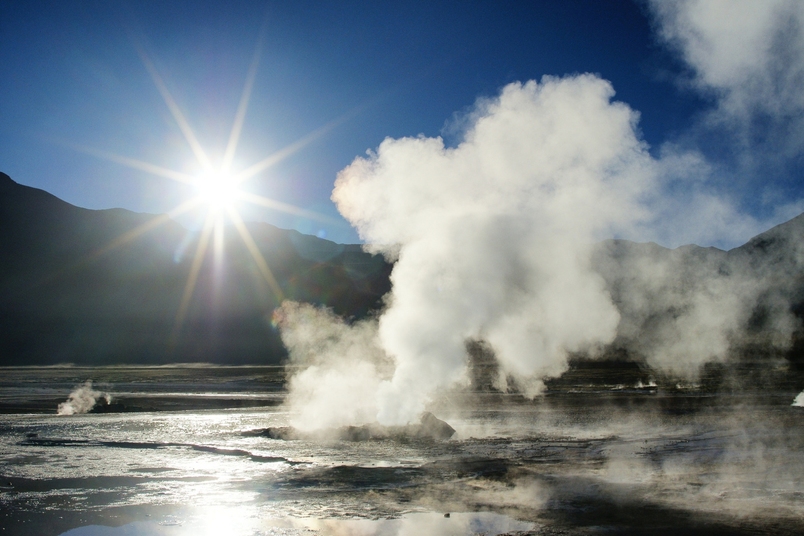 Tatio-Geysire im Sonnenaufgang