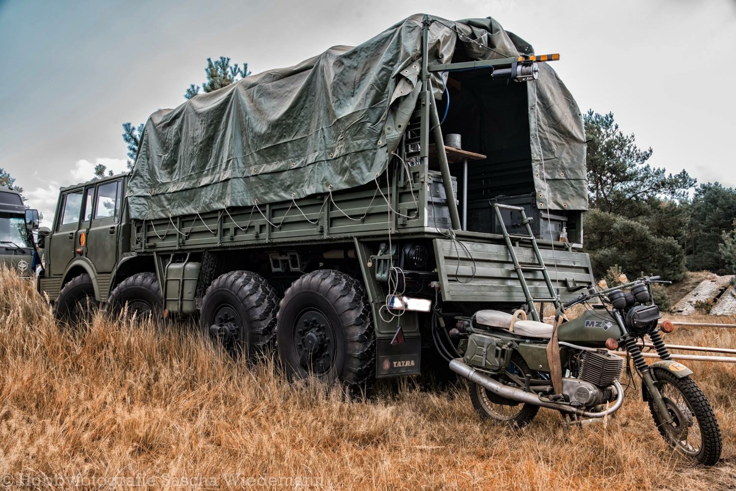 Tatra der ehemaligen DDR Streitkräfte mit einer MZ ETZ 250 A