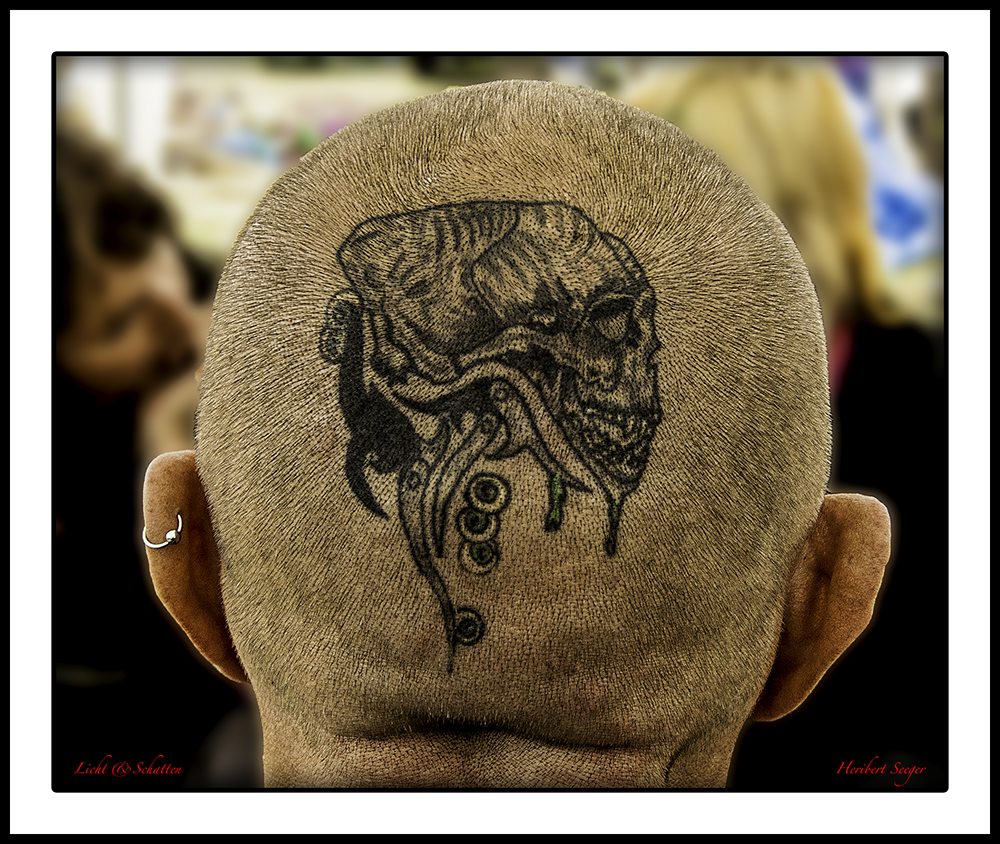 Tattoo auf dem Hinterkopf