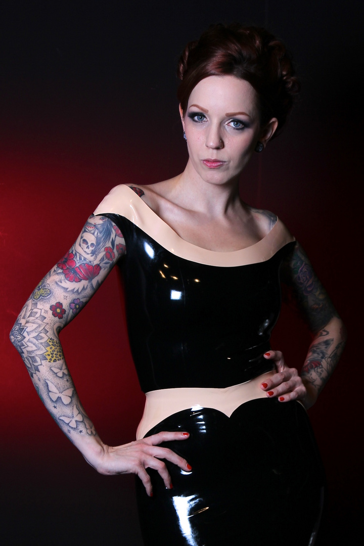 Tattoo & schwarzes Latex