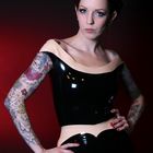 Tattoo & schwarzes Latex