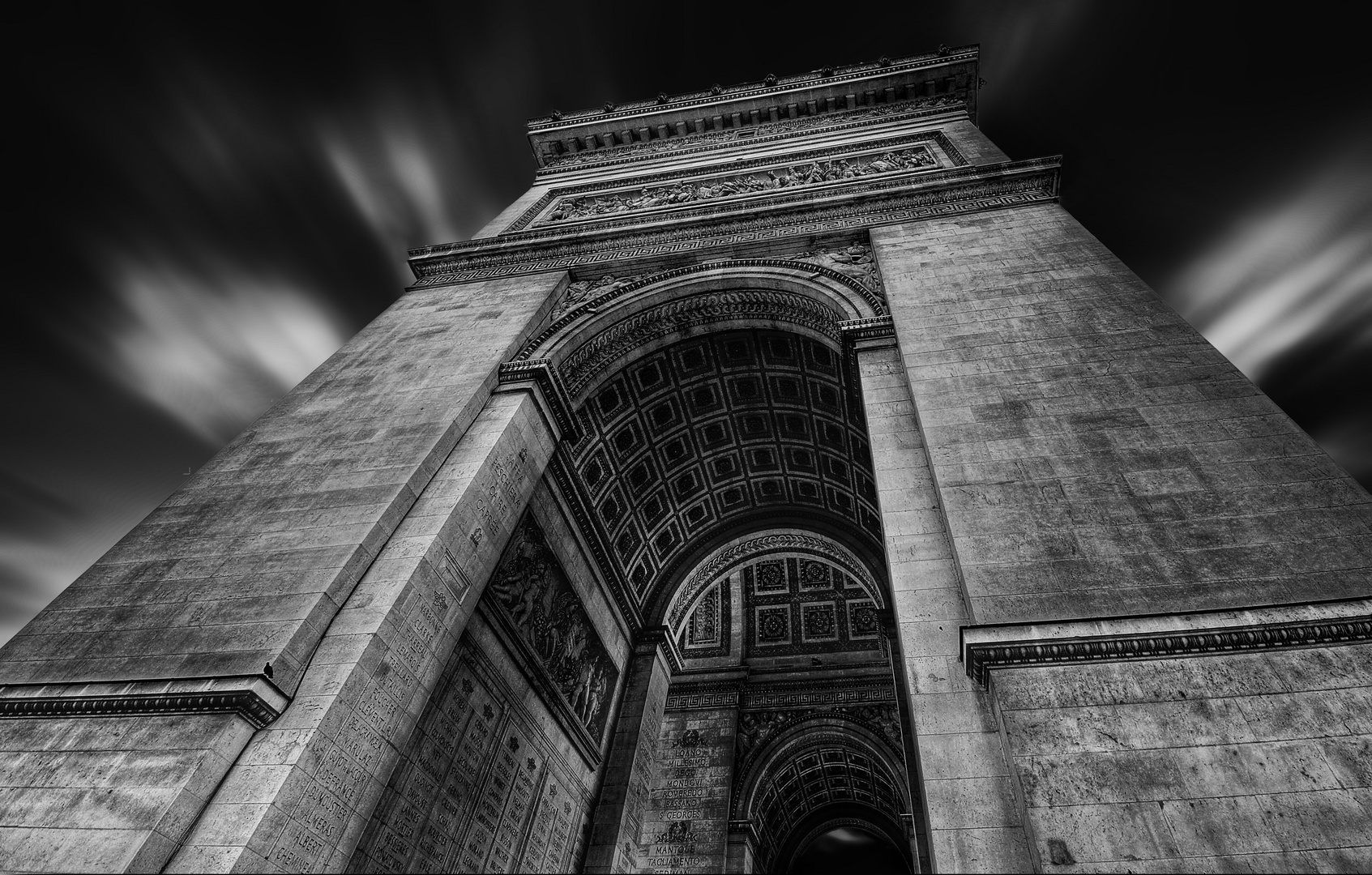 Taube mit suizidialen Gedanken auf dem Arc de Triomphe