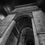 Taube mit suizidialen Gedanken auf dem Arc de Triomphe