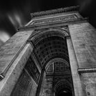 Taube mit suizidialen Gedanken auf dem Arc de Triomphe