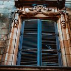 Taube stehend auf eine alte hölzerne Fenster in einem Verlassenen Haus. 
