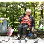 Tauben füttern im Park