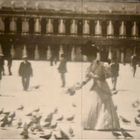 Tauben füttern in Venedig - ca 1920