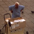 Taubenfutter-Verkäufer auf dem Marktplatz