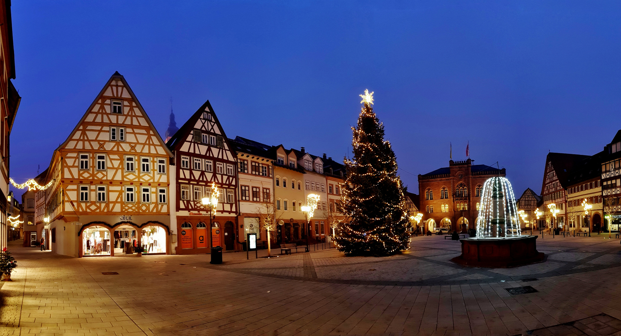 Tauberbischofsheim. Marktplatz am frühen Morgen.