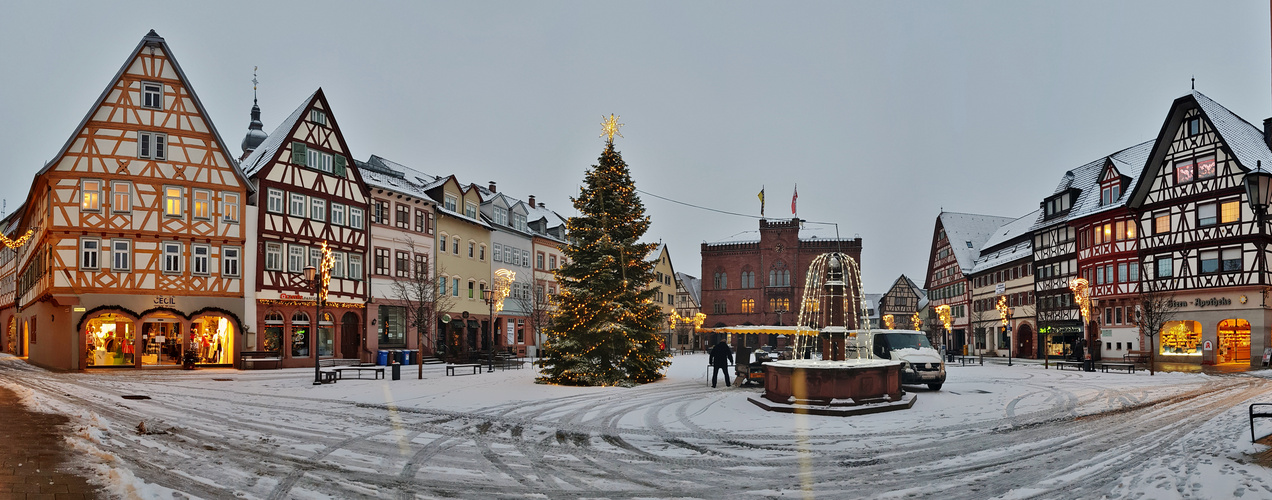 Tauberbischofsheim. Marktplatz nach Schneefall.