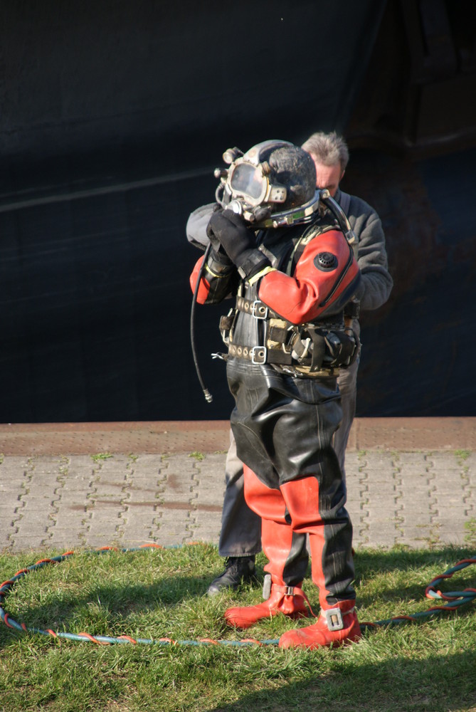 Taucher an der Schleuse Gustavsburg