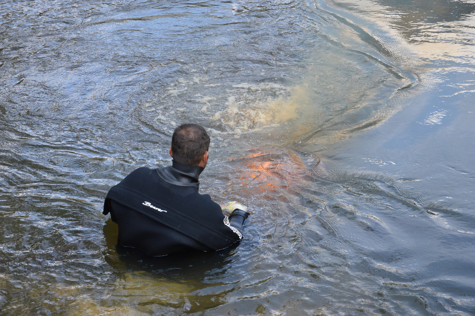 Taucher beim Unterwasserschweißen