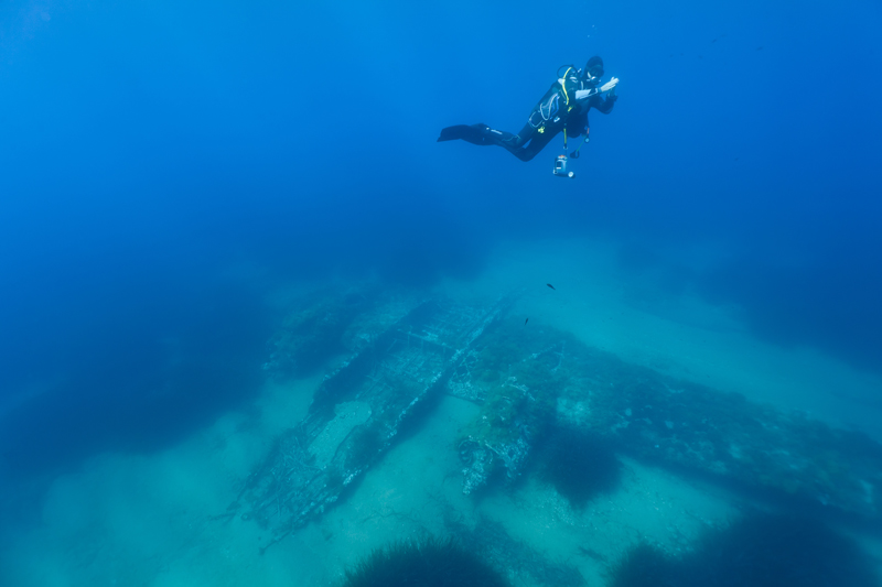 Taucher ueber dem Wrack der Vickers Viking, Korsika