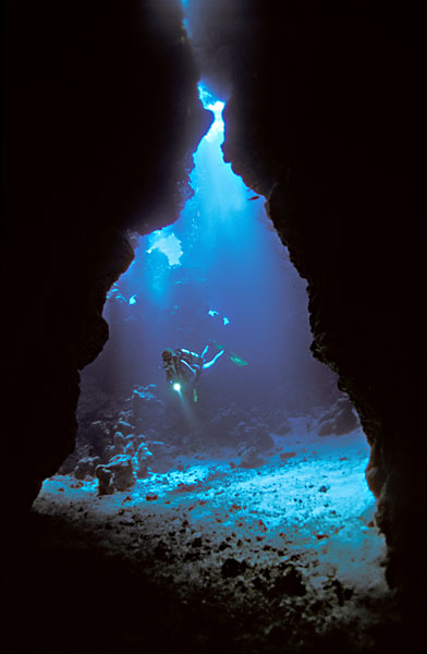 Taucherin in Höhle