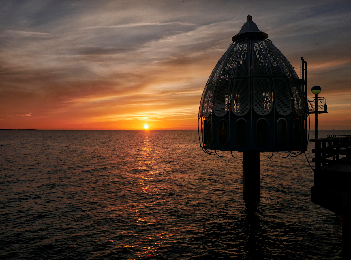 Tauchglocke bei Sonnenuntergang