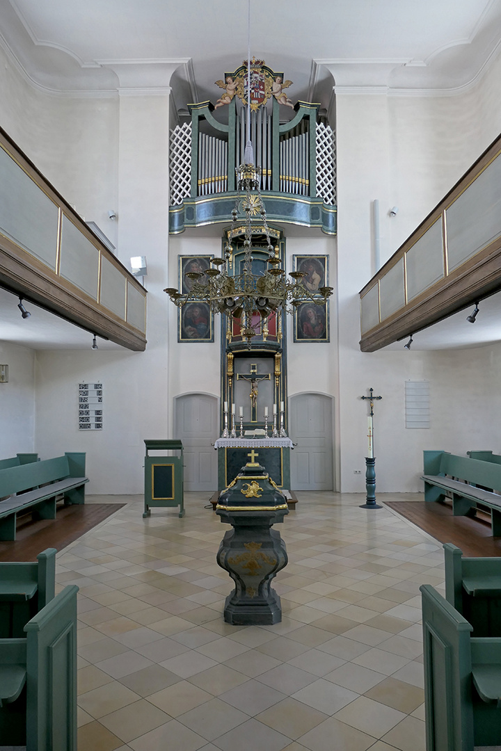 Taufbecken, Altar und Orgel