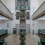 Taufbecken, Altar und Orgel