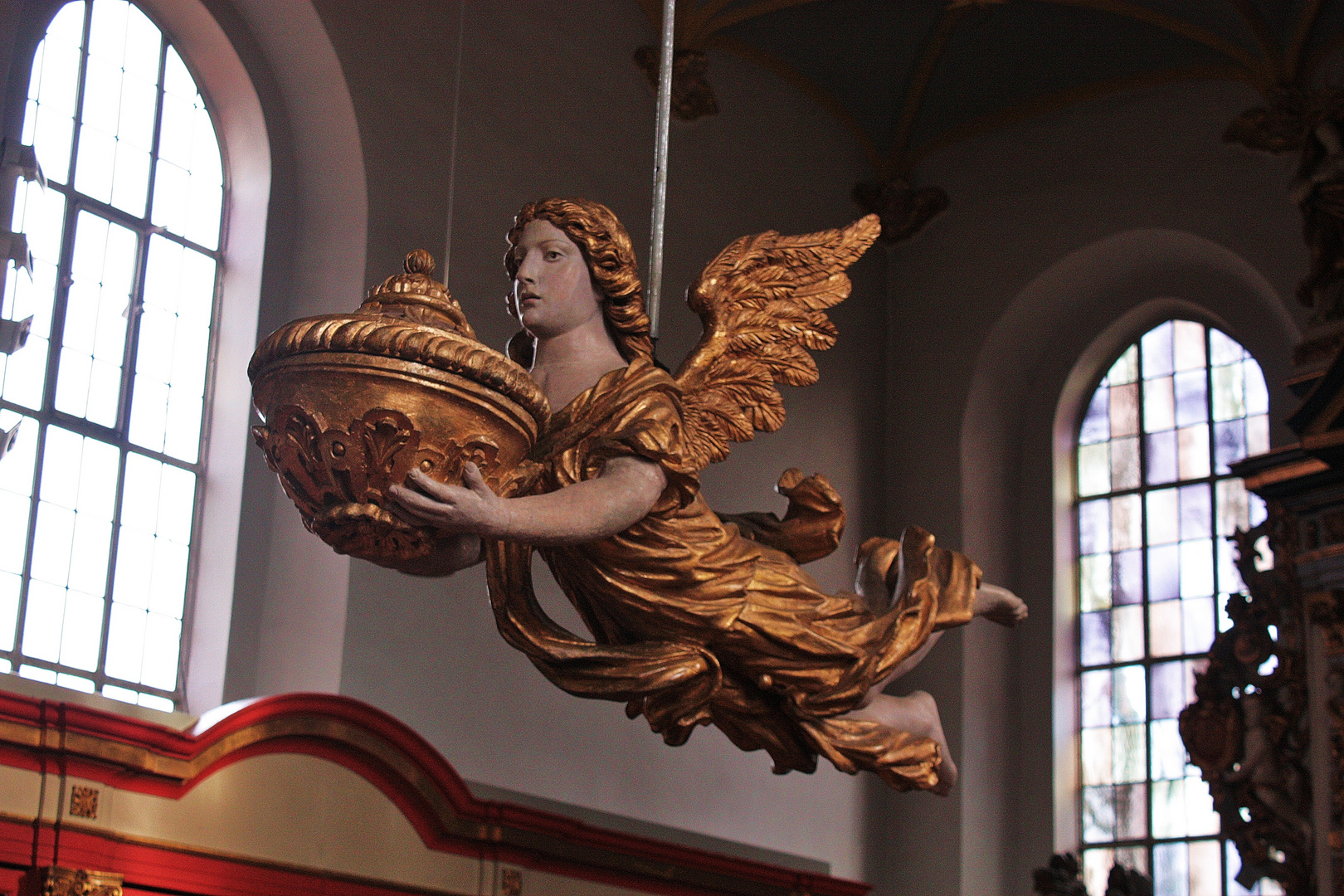 Taufengel in der Schloßkirche von Ahrensburg-->